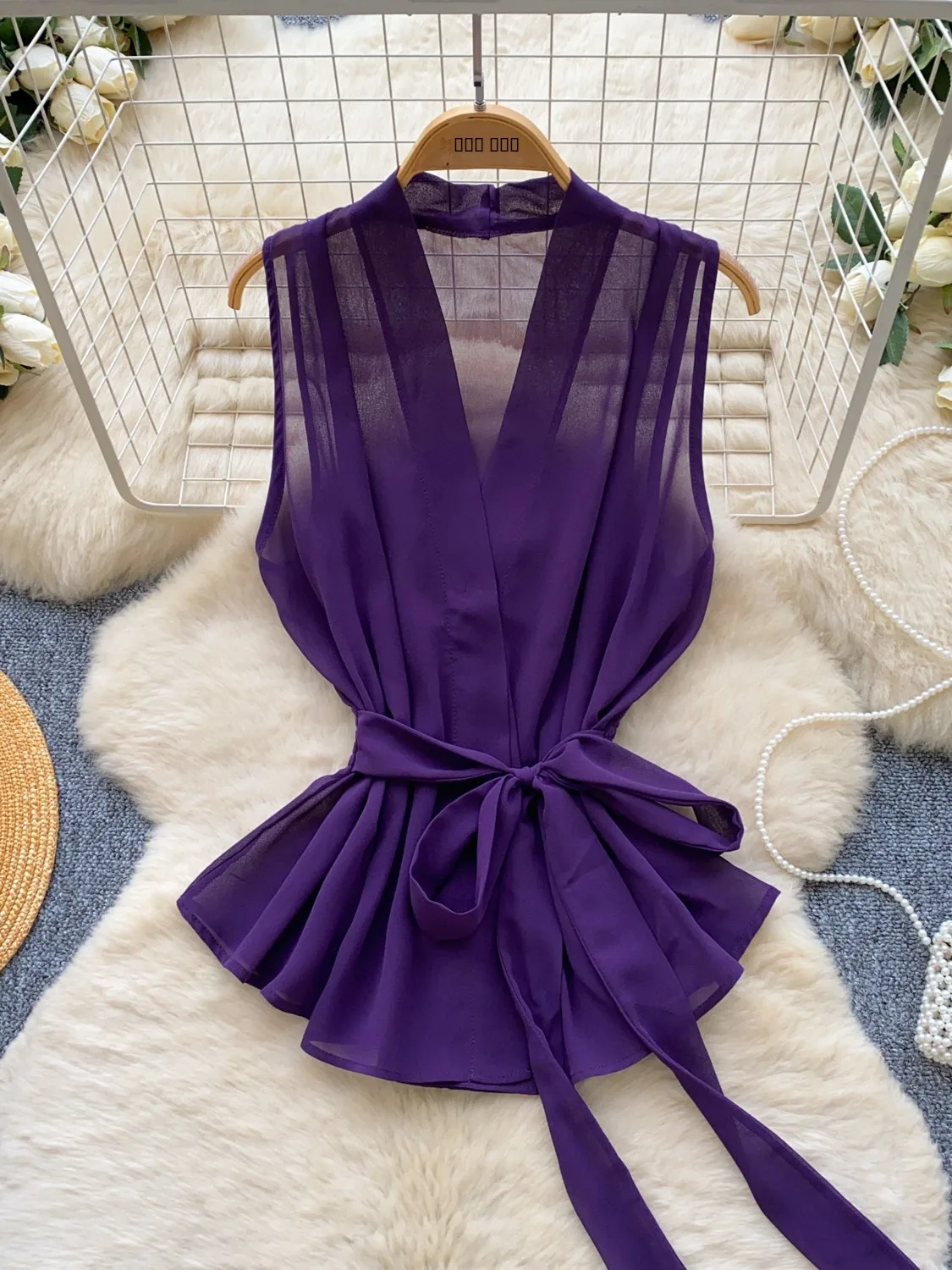 

Корейская летняя женская блузка без рукавов с V-образным вырезом, с поясом для утяжки талии, утягивающий эффект, из полиэстера, свободный крой