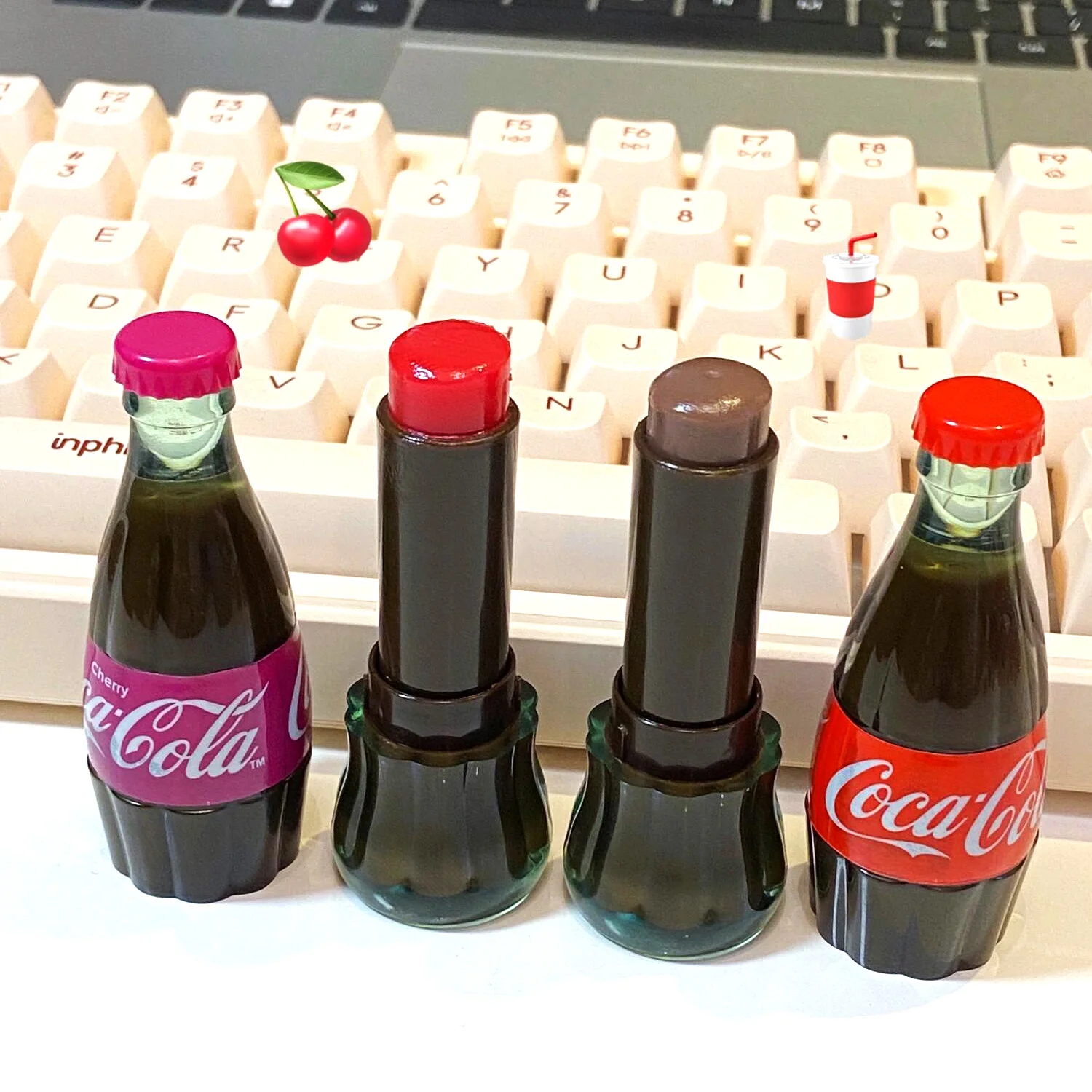 LiP Smacker X Coca-Cola Lippenbalsam mit klassischem Geschmack, 2-teiliges Set, Herbst-Winter, langanhaltendes, feuchtigkeitsspendendes Vintage-Flaschendesign