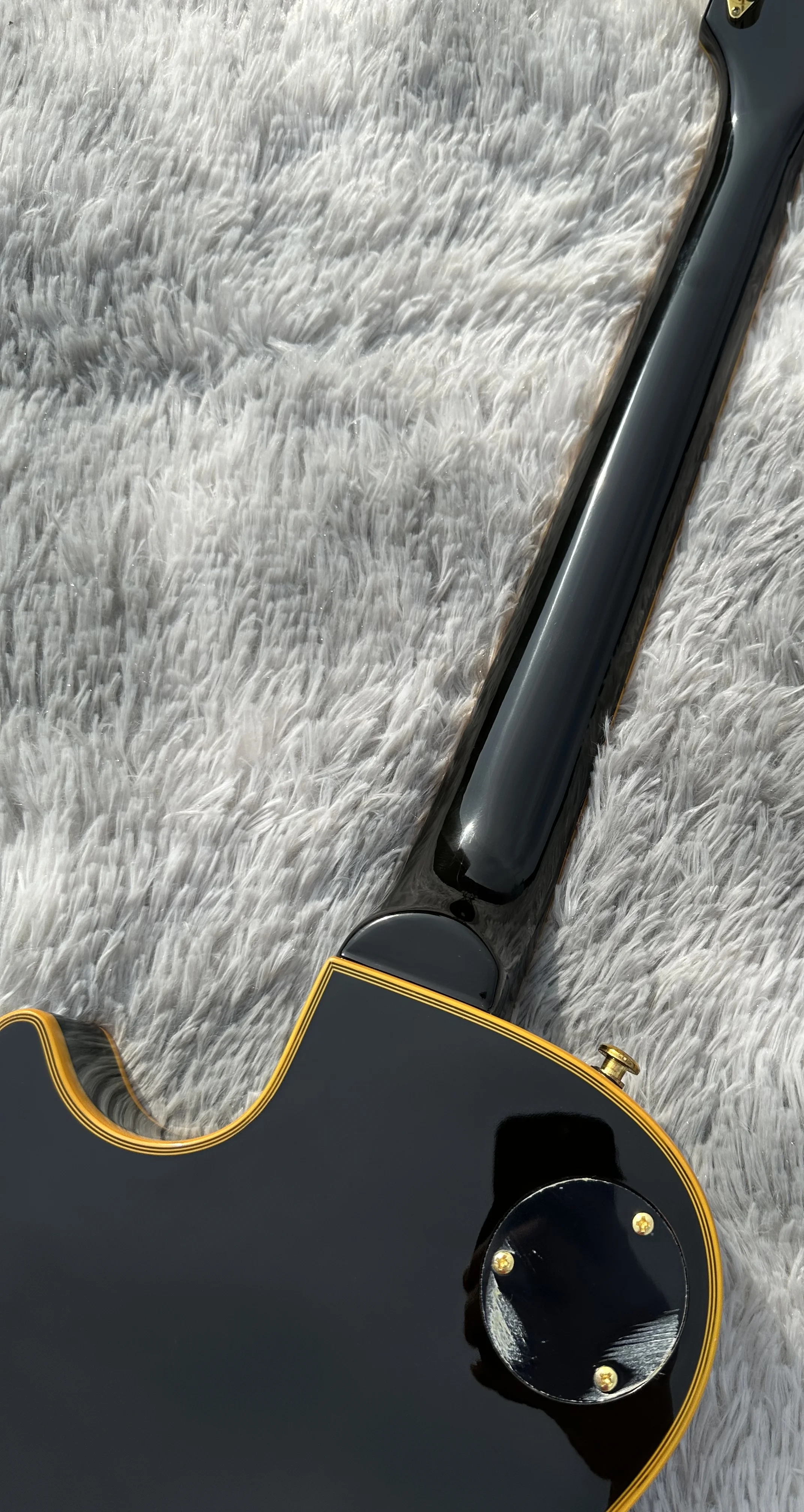 Customized electric guitar, black caston, yellow logo and body binding, P90 microphone，gold accessories, lightning package