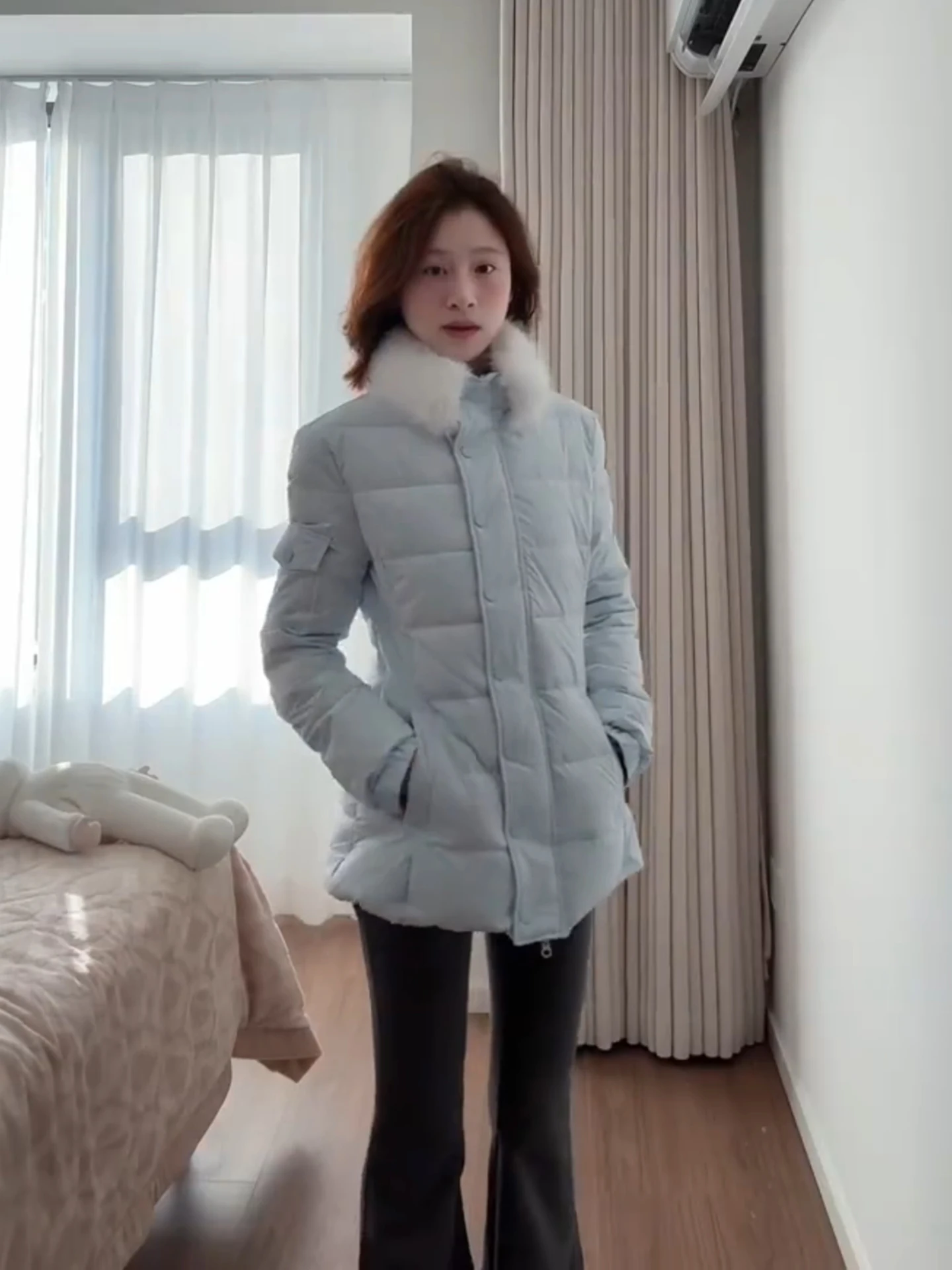 

Новинка: Женская укороченная синяя пуховая куртка в корейском стиле с меховым воротником и поясом на талии