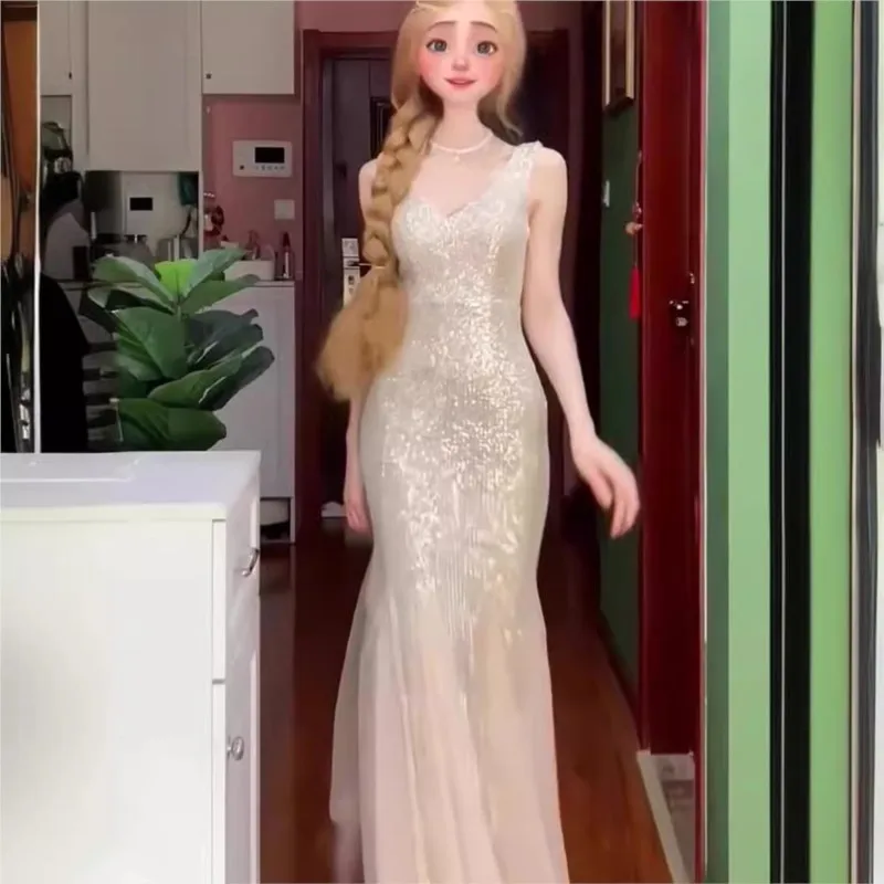 The host's banquet dress features a light luxury and niche style It is heavy sequined fishtail halter