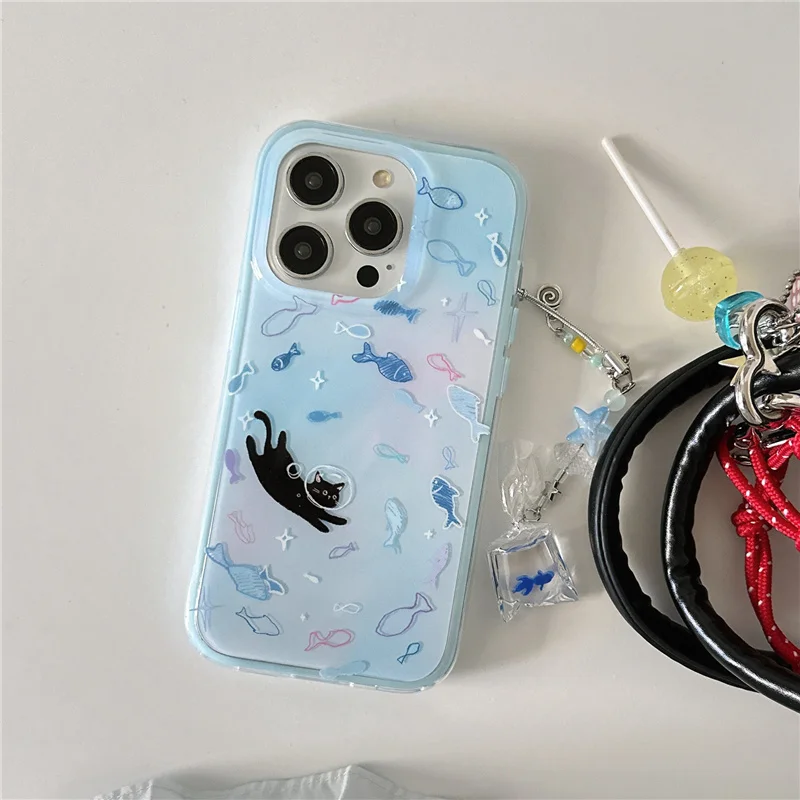 【STICKY ZOO 】子猫と魚の入れ物 iPhone 16 Cute Blue Small Fish Cat Phone Case For iPhone 16 Pro 15 14 Pro