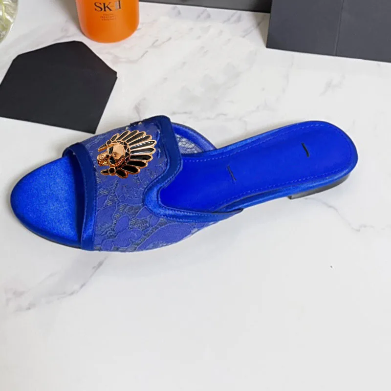 نعال مسطحة جديدة من قطعة واحدة مفتوحة من الأمام لملابس خارجية نسائية مع شباشب مثيرة من الدانتيل بإبزيم من حجر الراين