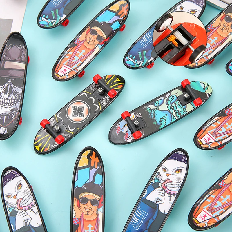 Cartoon Finger Skateboard Toy, Mini Brinquedos de Plástico, Fun Desktop, Brinquedos Infantis Pequenos, Presente de Festa de Aniversário Festivo, Crianças, 10Pcs