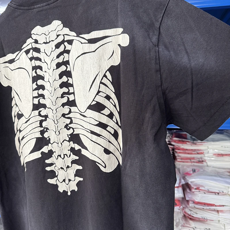 2025 سانت جولة الرقبة فضفاضة الهيكل العظمي الجرافيك طباعة خمر تي شيرت أزياء الصيف عالية الجودة قمصان قصيرة الأكمام