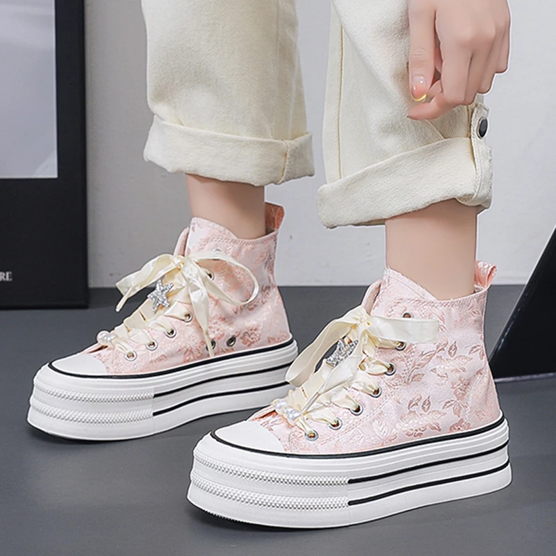 Women Platform Canvas Shoes Embroidery Design Luxry Heel Skateboard Pearl Decoration Lace Up Shoe Casual Trend Outdoor Sneakers