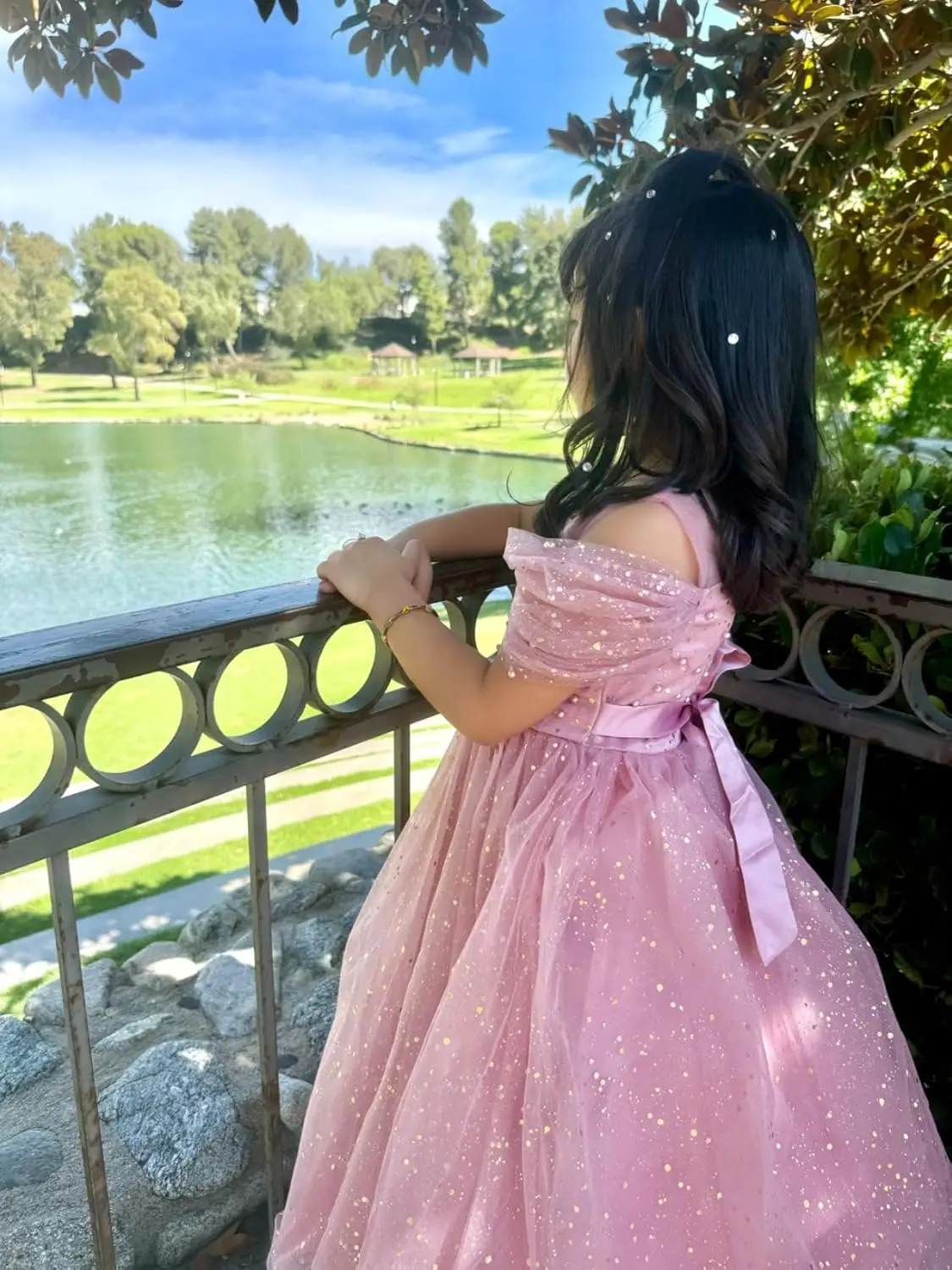 فستان الأميرة المتلألئ من التول فساتين بناتي الزهور بكتف بارد طويل على شكل حرف A لحفلات الزفاف فستان فتاة