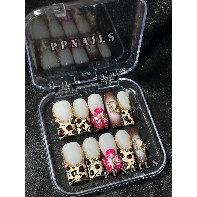 

• Autumn and winter leopard print milky white rose red metal chain European and American armor wearing armor