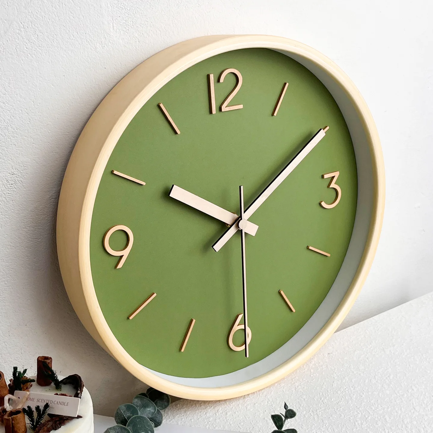 Solid wood clock, silent wall clock, simple, small and clear, log style, wall-mounted round clock