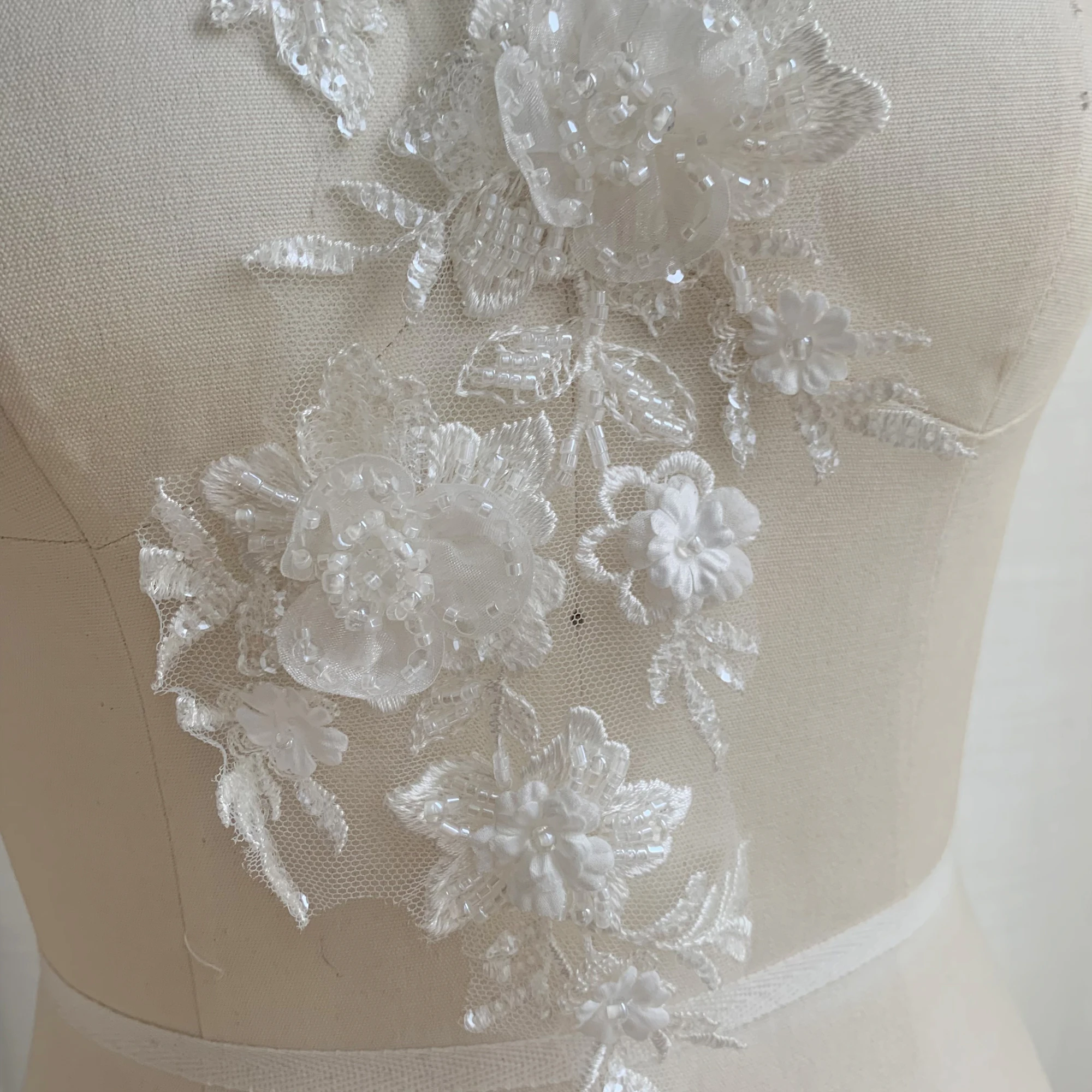 3D-Applikation Perlenstickerei-Patch Hochwertiges Maßgeschneidertes Hochzeitskleid Weiße Spiegelblume DIY Nähzubehör Brautdekoration – Detail 6