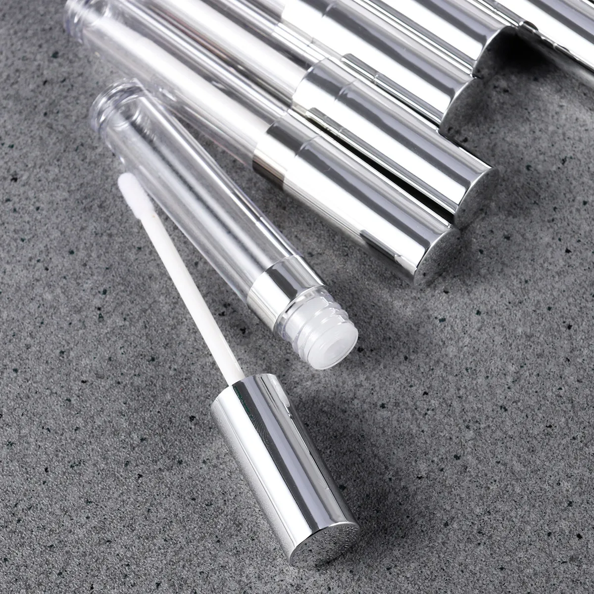 10 ชิ้น 6 มล. ขวดลิปกลอสพร้อมแท่งทาสีเงิน ดีไซน์ตามหลักสรีรศาสตร์ น้ำหนักเบา ภาชนะใส่เครื่องสำอางสำหรับเดินทาง ทนทาน ปลอดภัย