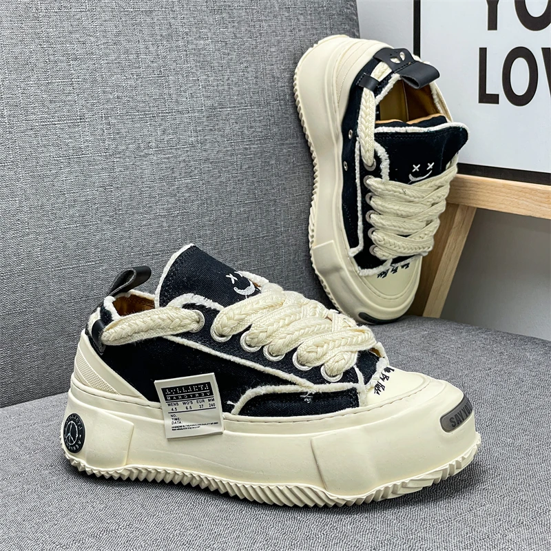 Fashionable and trendy lightweight and versatile casual sports shoes