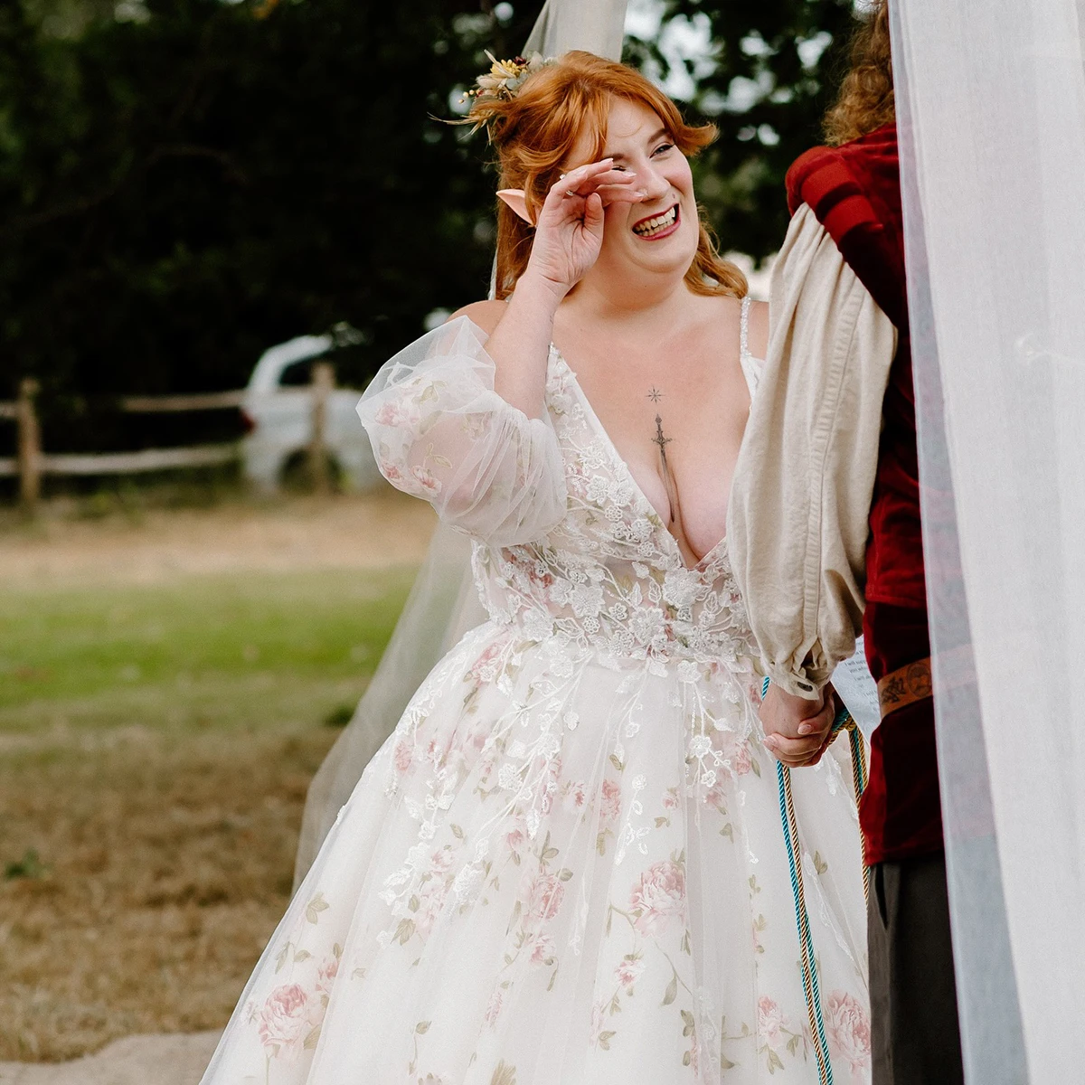 Spaghetti Straps Floral Print Princess Plus Size Wedding Dress Deep V Appliques Long Bishop Sleeves Customized Bridal Gowns
