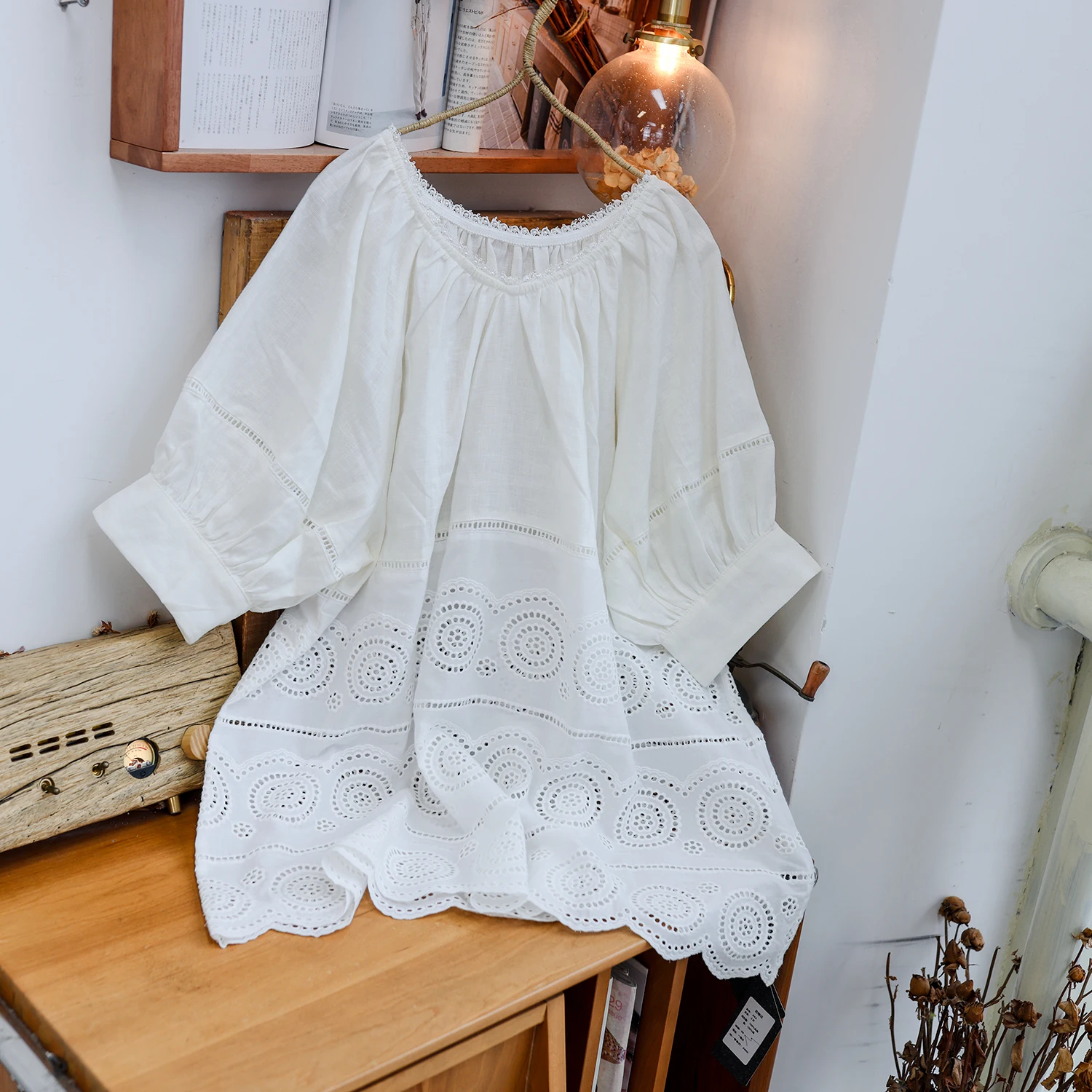 

Свободная блузка большого размера с вышивкой, льняная, с ажурной отделкой, длинными рукавами-фонариками и круглым вырезом