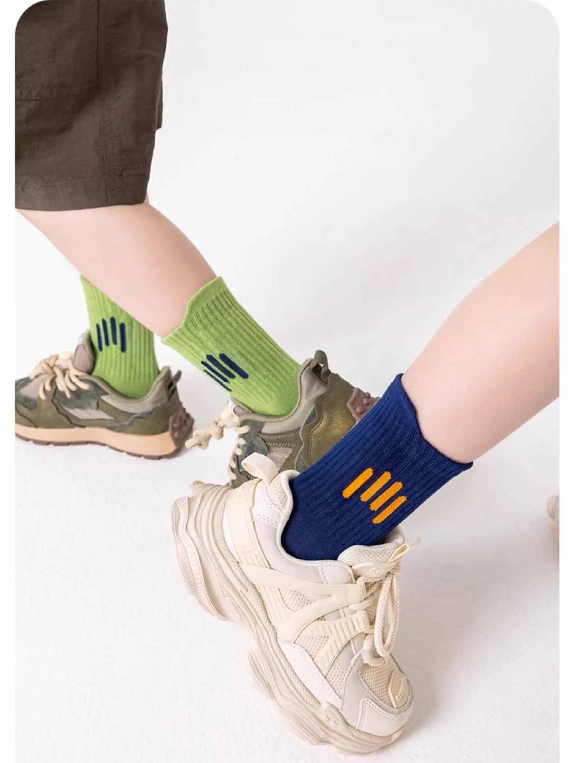5 Paar Kinder-Sportsocken, Jungensocken mit Buchstabenmuster, aus gekämmter Baumwolle. – Detail 3