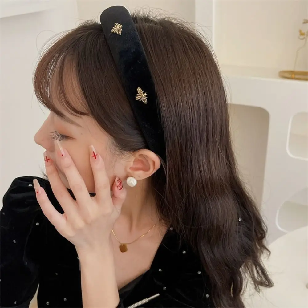 

Temperament Hair Accessories Retro Hair Hoop Velvet Korean Style Wide Brim Hair Hoop Bee Headpiece French Headband Photograph