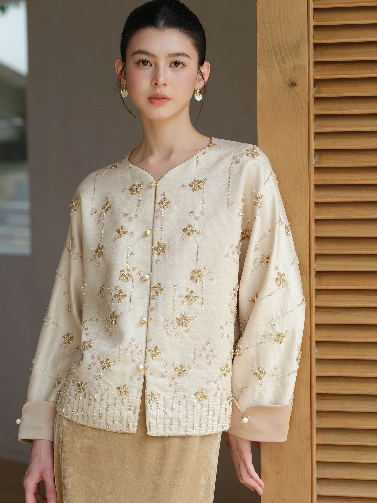 

Новый китайский комплект: топ и пальто из шелка с тяжелой вышивкой, жемчугом и пайетками для женщин, весна 2026, простой элегантный традиционный костюм