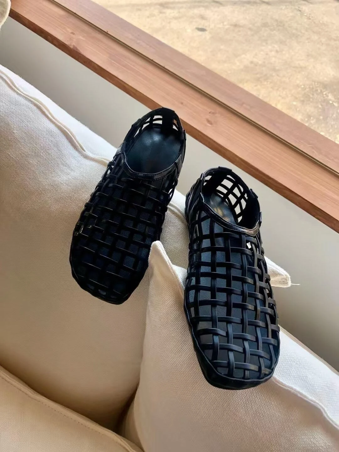 

25-летние летние новые нишевые дизайнерские сандалии на плоской подошве с тканой полой сеткой, кожаные полутапочки с сумкой