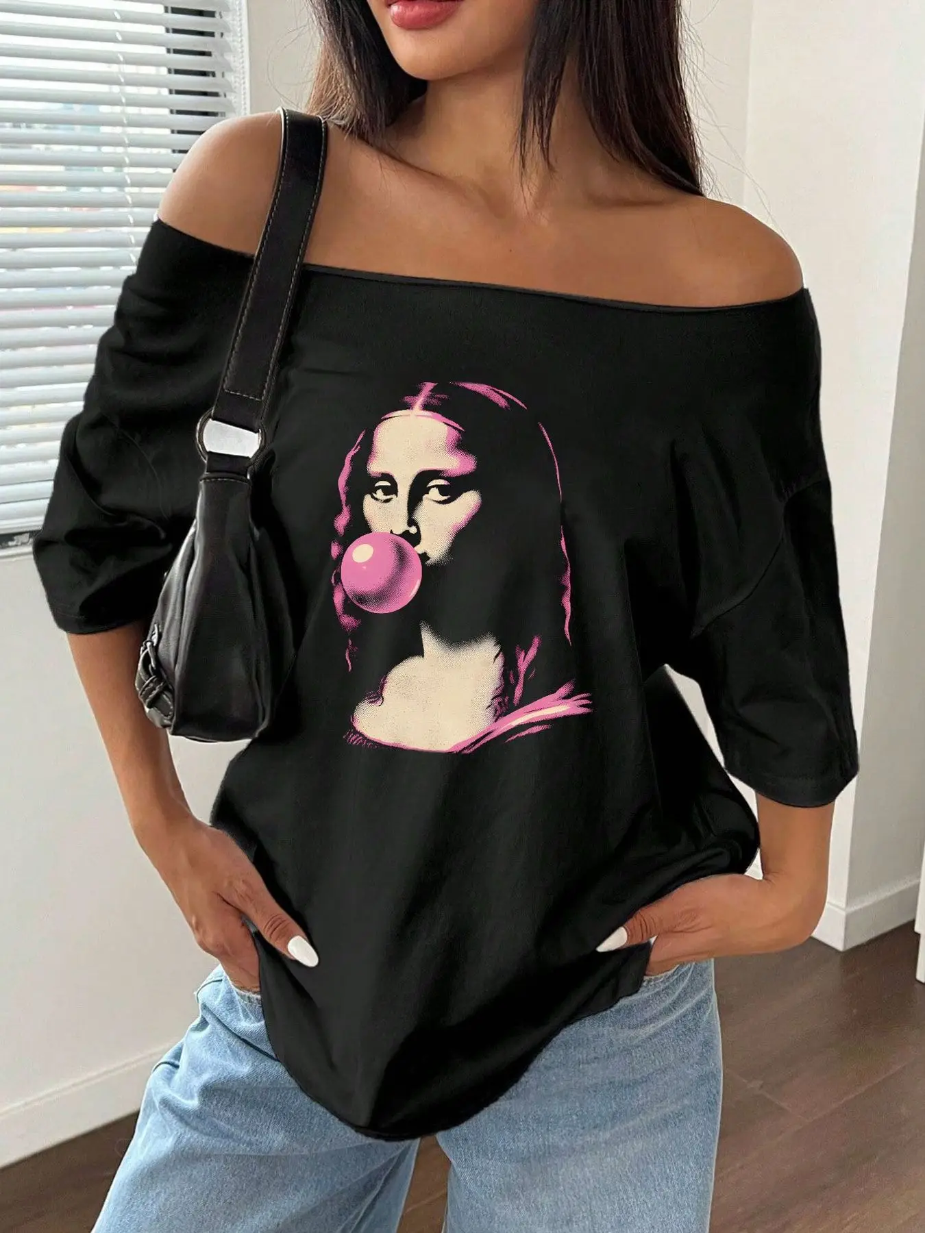 

Large Pink Art Mona Lisa Bubble Gum Printed T-shirt with Large Y2K Style Pattern for Women's Top, Summer Off Shoulder Top