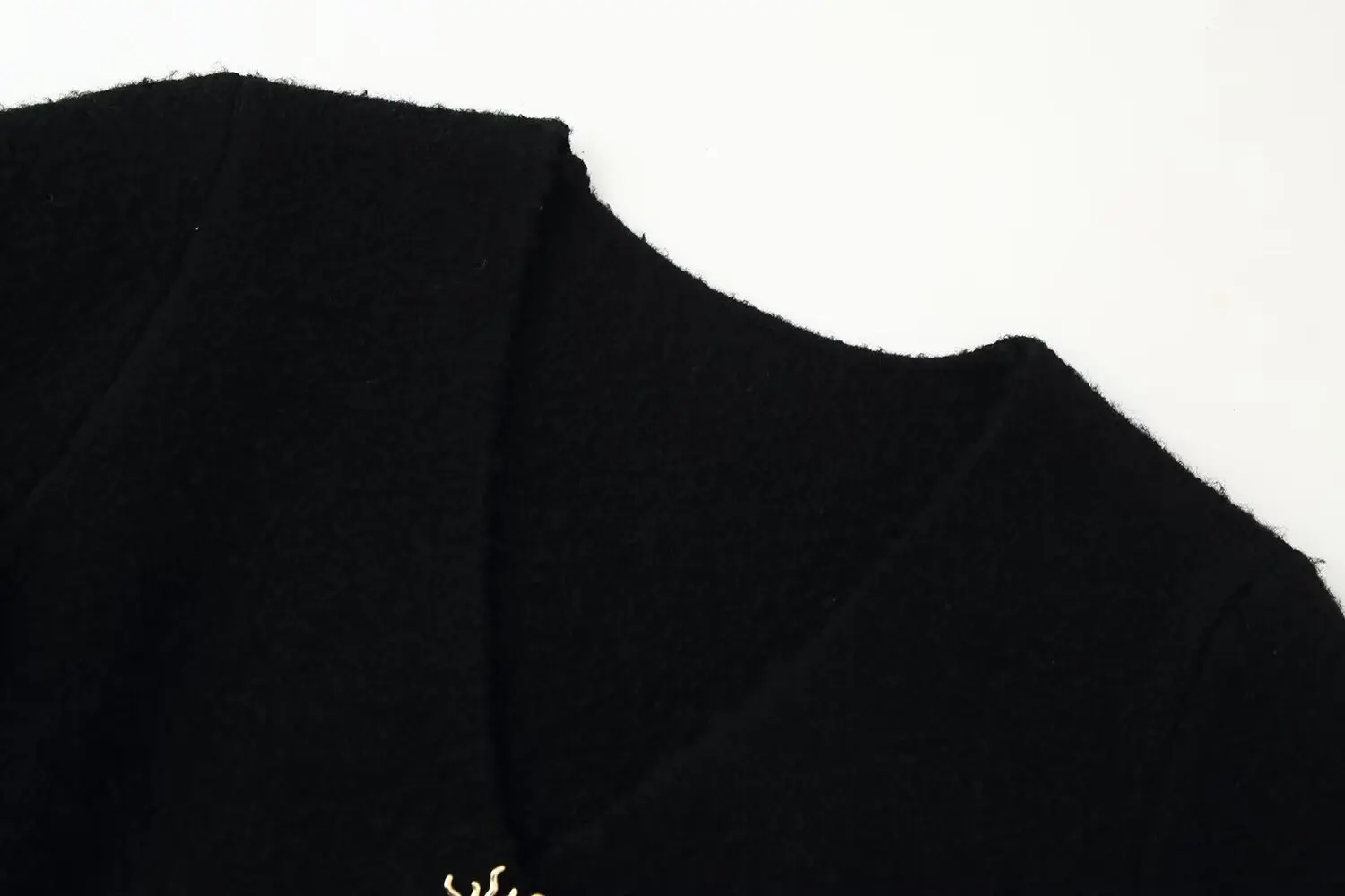 Krótki kardigan damski z metalowymi guzikami, dekolt w serek, stylowy strój do pracy, uniwersalny i podkreślający figurę.