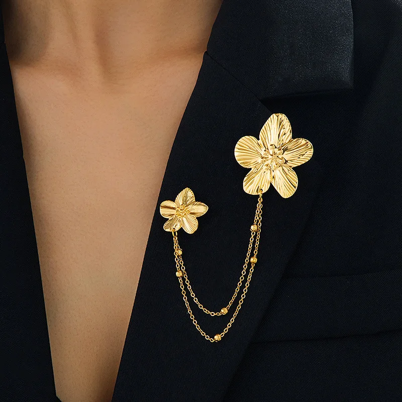 Vintage Gold Flower Brooch with Double Chain Tassel Exquisite Metal Floral Lapel Pin for Women Suit Coat Collar Jewelry Gift