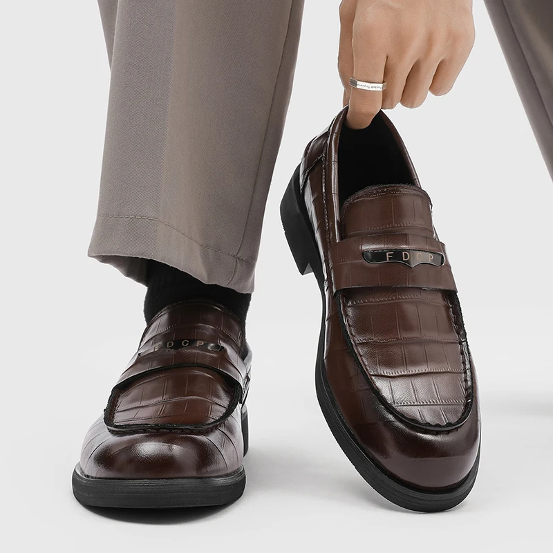 New Business Formal Men Loafers with Metal Decoration Comfortable Trendy Casual Daily Commuting for Young People