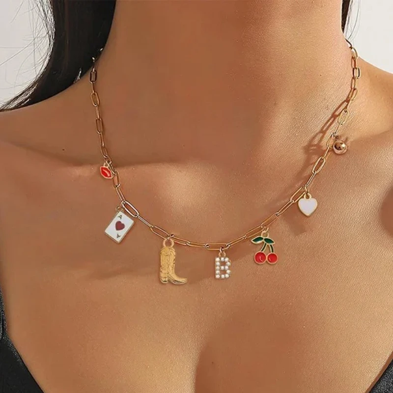 Collar con colgante de letra mayúscula a la moda, joyería de Metal, Collar gótico, bonito corazón, cereza, botas de póker, collares para mujeres y niñas