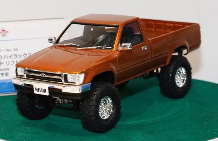 Aoshima Plastic Assembled Car Model 1/24 Scale  RN80 Hilux Long Bed Lifting Up 1995 Model Kit 05802