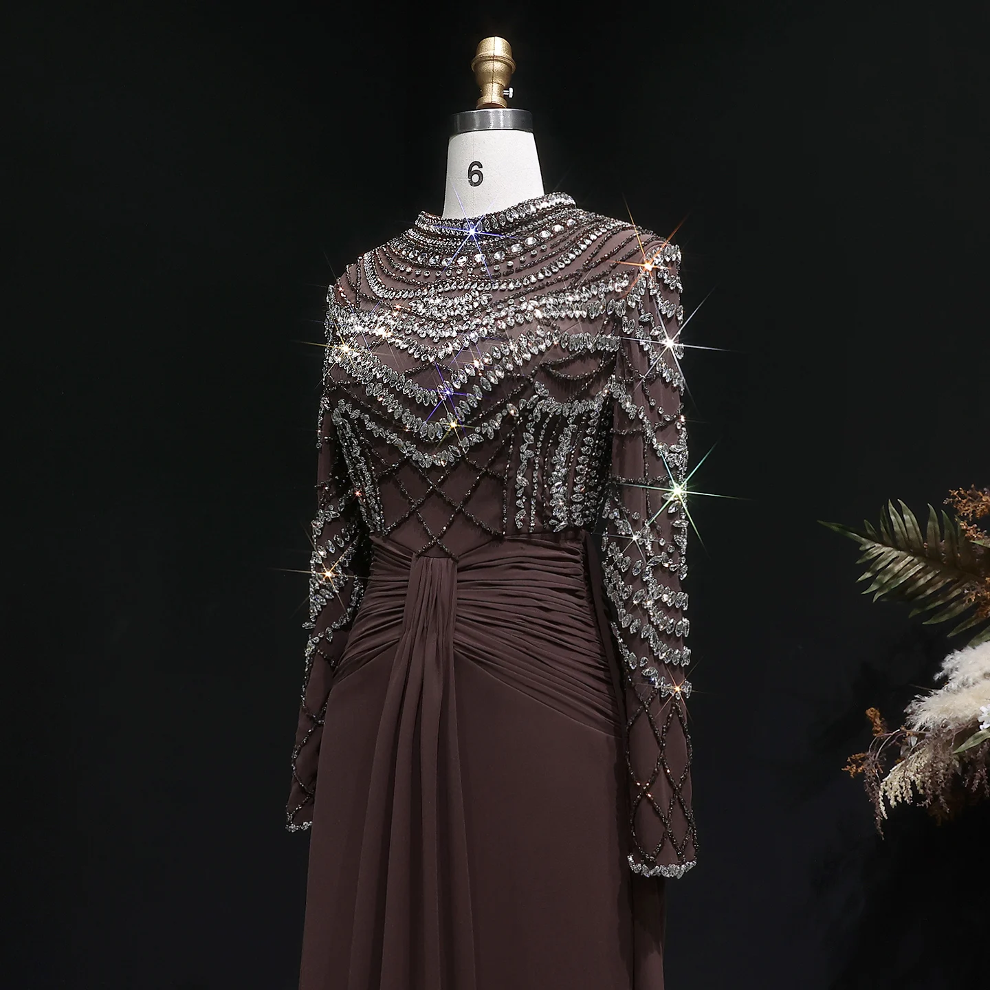 Sharon Said Luxuriöses Abendkleid aus schwerem Kristallbraunem Chiffon mit langen Ärmeln und geraffter Taille, Partykleid für Damen SS402, maßgeschneidert – Detail 10