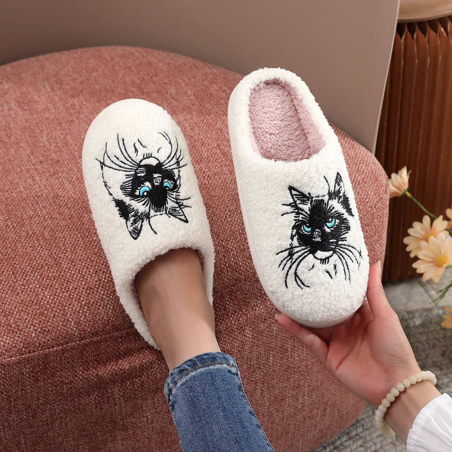 A Pair of White Berman Cat Pattern Embroidered Plush Home Slippers with Thick Soles, Comfortable and Warm, Non-Slip Indoor Slippers, a Cute Gift for Pet Moms, Suitable for Cat Lovers, Men and Women Can Wear Them