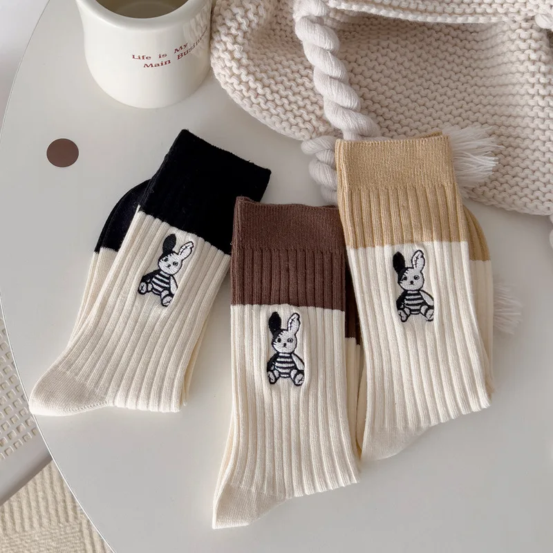 3 Paar Damen Herbst/Winter Mid-Tube Socken einfarbige Baumwolle atmungsaktive Schweiß absorption süße Kaninchen Stickerei