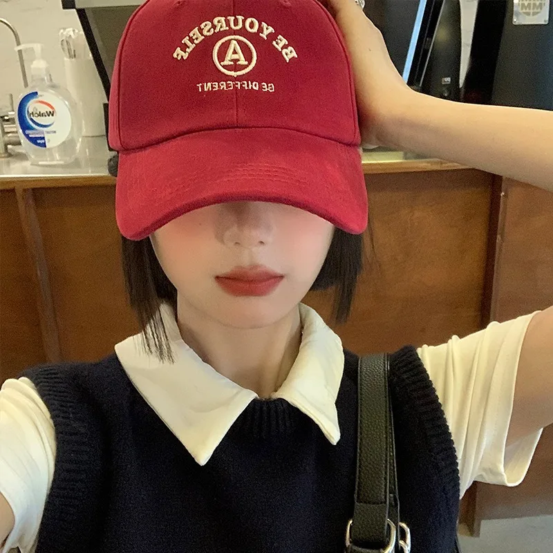Модная бейсболка с вышивкой — регулируемая застежка с полями — летняя шляпа для похудения лица для мужчин и женщин — минималистичный дизайн с буквами