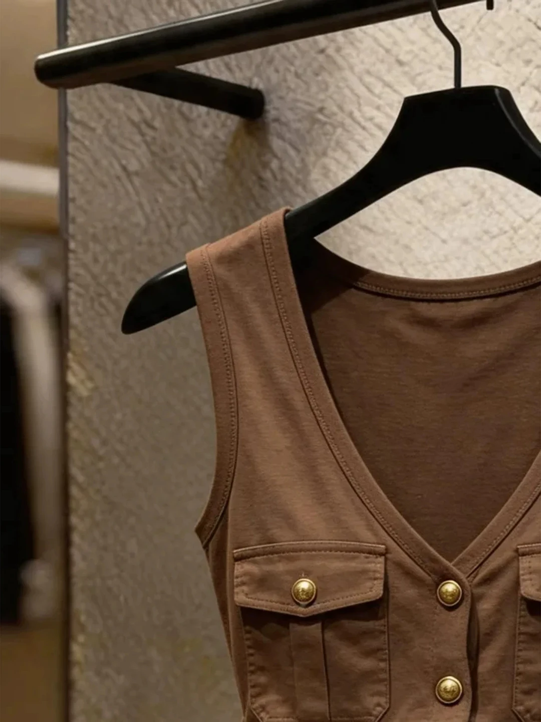 Slim Fit V-Neck Tank Top Women's Commute Casual Style Design Breathable Short Length Single Button Closure Summer New Arrival