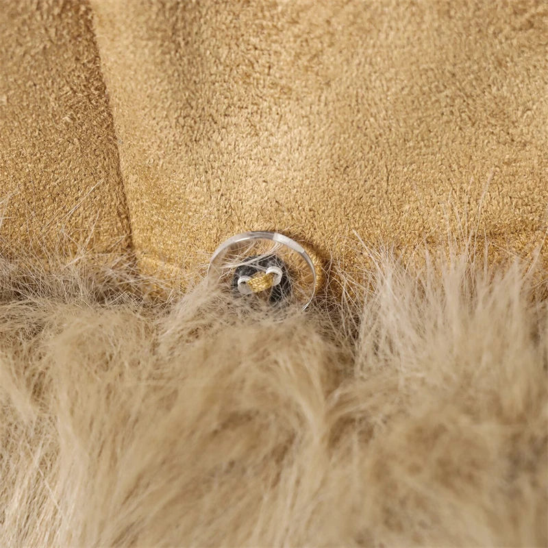 KEYANKETIAN 2025 شتاء جديد المرأة فو الفراء مزين سترة من جلد الغزال معطف أنيق فاخر واحد الصدر سليم ملابس خارجية قصيرة