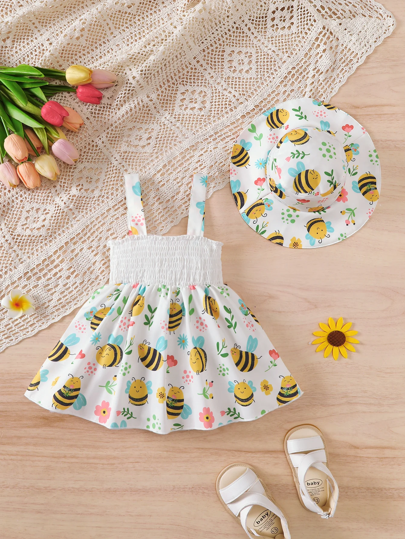 Baby-Mädchen-Kleid mit Cartoon-Bienen-Print, Trägerkleid + Hut, 2-teiliges Set, 0-3 Jahre, süßes Baby-Mädchen-Sommerkleid-Set, Babykleidung – Detail 2