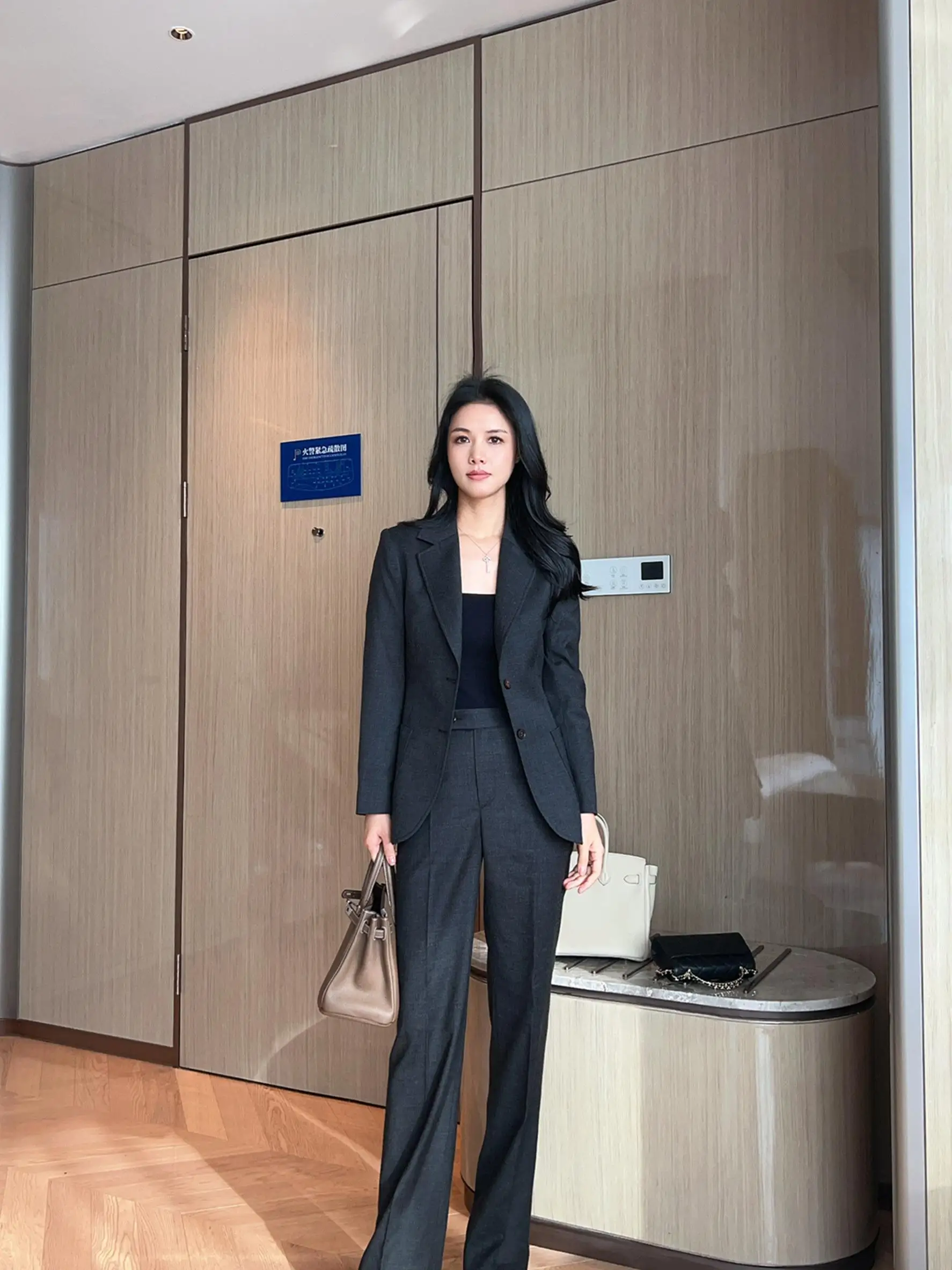 

Новый модный женский деловой костюм-двойка: приталенный пиджак на одной пуговице и брюки прямого кроя с длинными рукавами