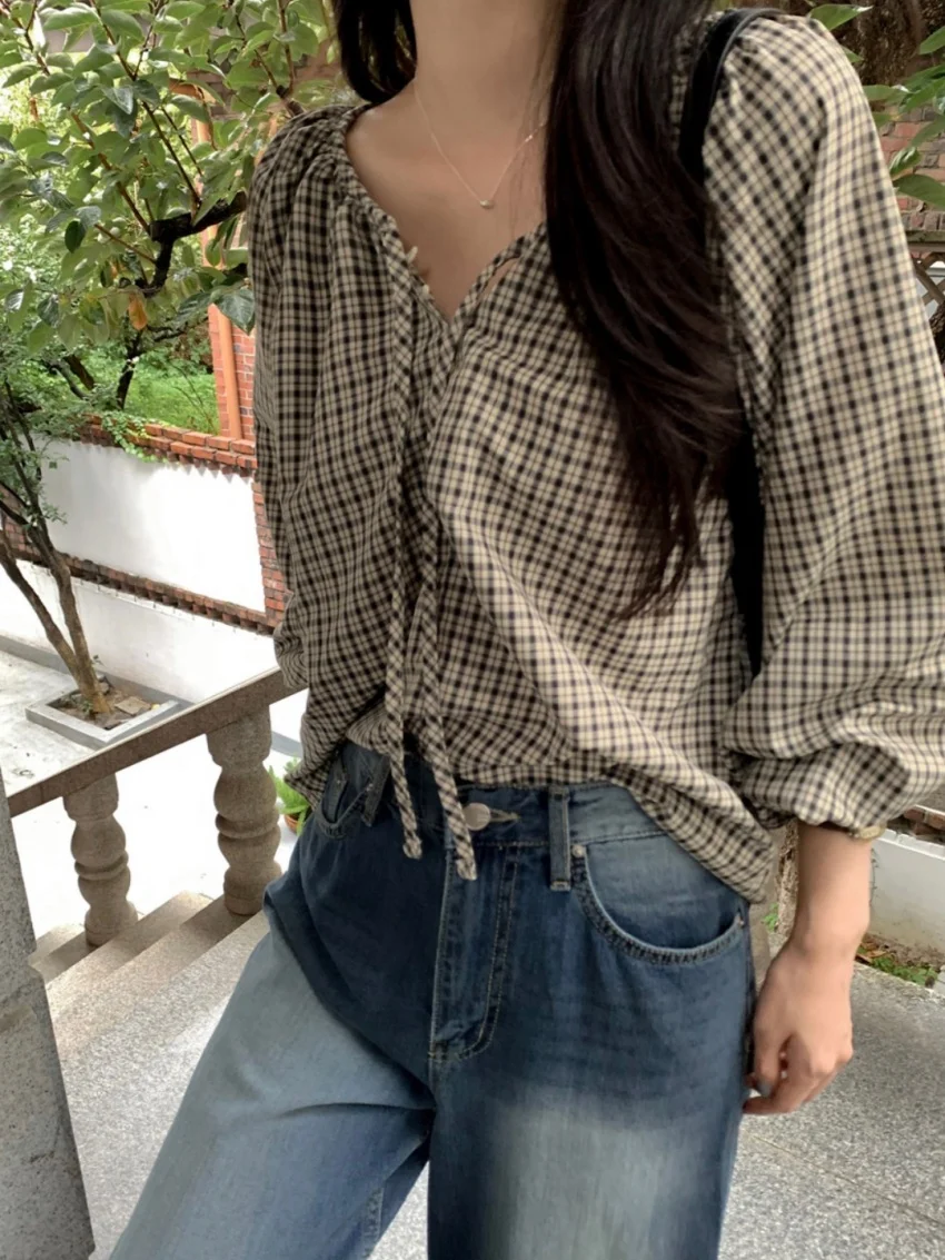 เสื้อยืดลายเอเลี่ยนคิตตี้ สไตล์วินเทจ สำหรับผู้หญิง ทรงหลวม ชิค เหมาะกับสาวออฟฟิศ ฤดูใบไม้ร่วง 2025 ทรงเข้ารูป อ่อนโยน แฟชั่น แมทช์ได้กับทุกชุด สตรีทแวร์ลำลอง