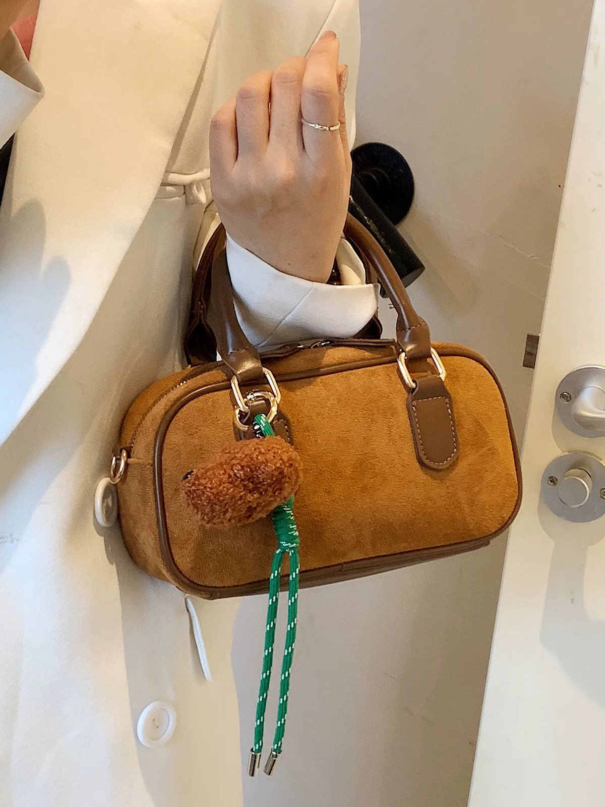 

Super Popular Faux Suede Bag for Women 2025 New Autumn and Winter Retro Versatile Crossbody Bag Hand-held Velvet Bowling Bag