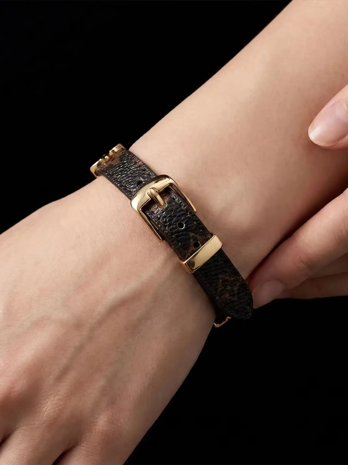 1. Damen-Armband, mehrfarbig, gestreift, schmal, mit glatter, glänzender Oberfläche, elegantes Handgelenksaccessoire für Dates und Abendveranstaltungen. – Detail 1