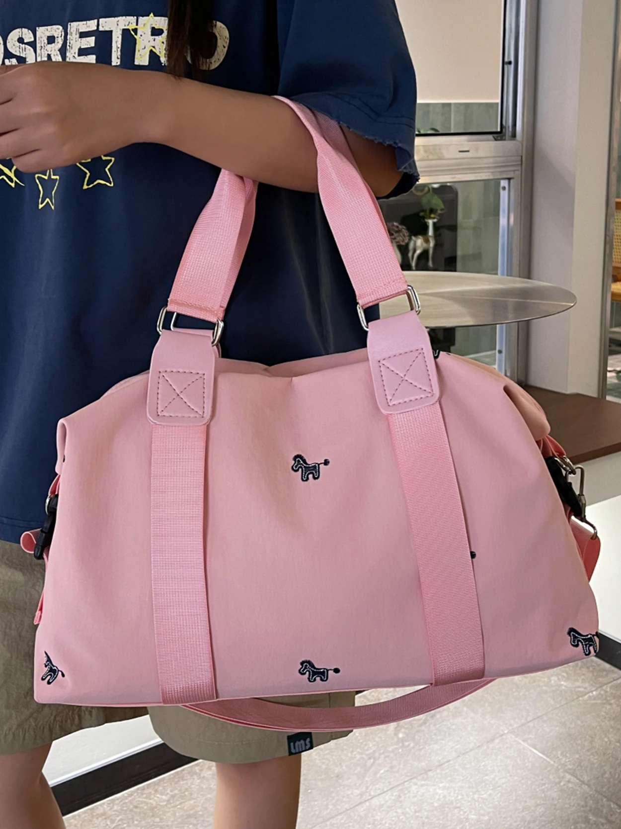 embroidered-travel-bag-unisex-large-capacity-lightweight-wet-and-dry-separation-simple-style-fashionable-handbag-for-youth