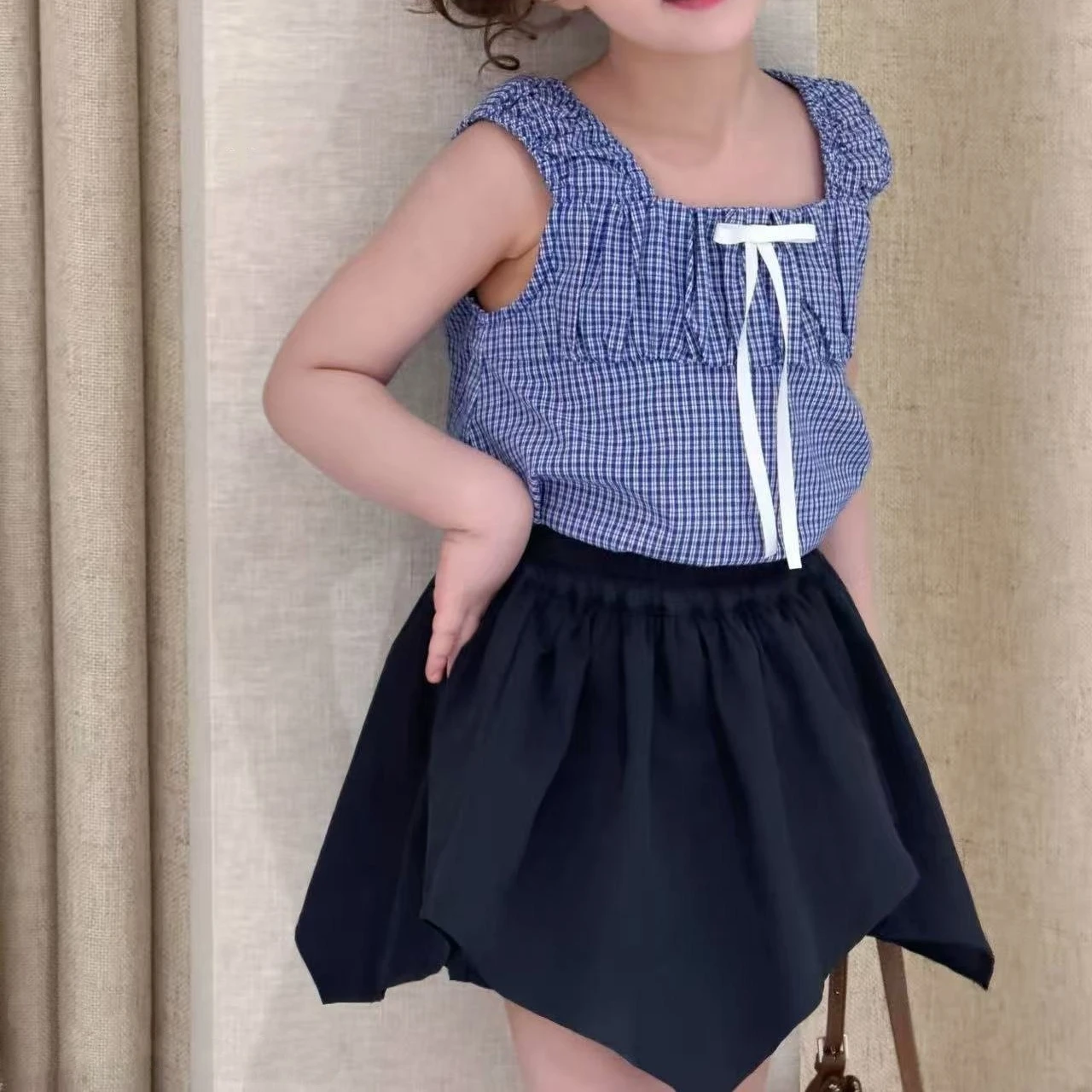 Conjunto Infantil Feminino 2026 Primavera Verão Novo Estilo Coreano Roupa Infantil Menina Bebê Colete Xadrez Plissado com Laço e Shorts Dois Conjuntos Simples
