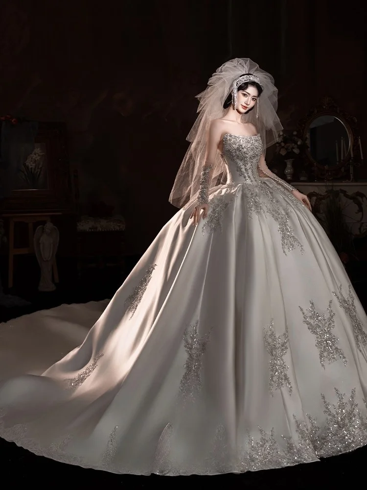 

A new light luxury and heavy industry satin strapless dress with large tailline figure