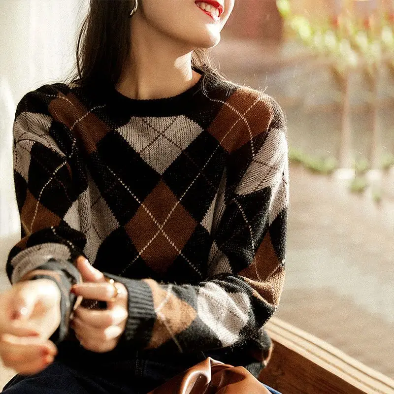 Autumn and Winter Women\'s The Hood O-Neck Long Sleeved Hit Colour Plaid Stripe Loose Fitting and Fashionable Casual Knit Tops