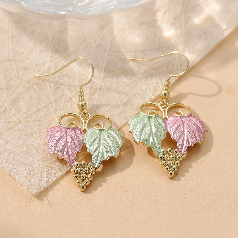 Einfache, modische, mehrfarbige Metall-Ohrringe mit geschnitzten Blättern für Frauen, niedliches Trauben-Design, Party- und Alltags-Ohrringe, Schmuck.