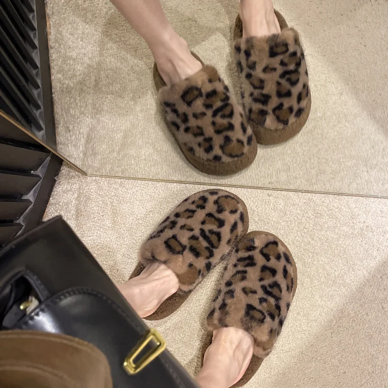 Корейские стильные тапочки с леопардовым принтом, новинка зимы 2025, меховые шлепанцы на платформе, на танкетке, на плюшевой подкладке, уличная домашняя обувь для женщин
