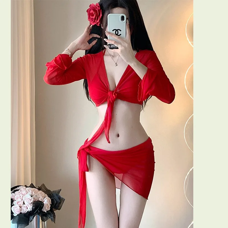 

Соблазнительный красный комплект из трех предметов: купальник с прозрачным топом с рукавами-колокол, юбка-парео. Скромный купальник для пляжа, бассейна и отпуска.