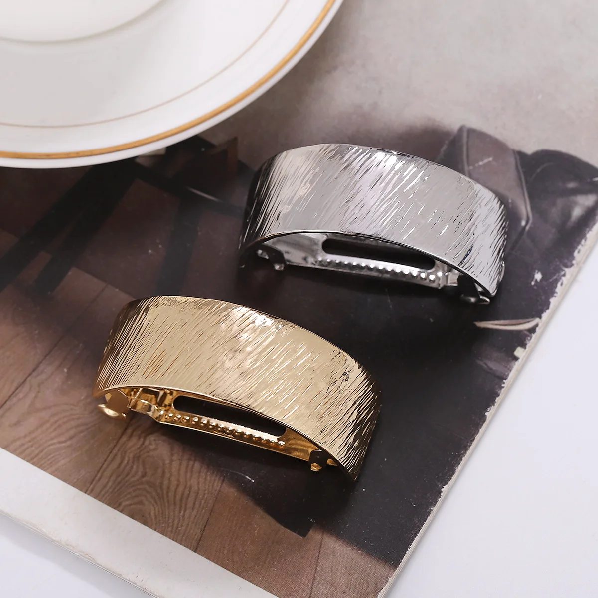 Brushed Metal Spring Hair Claw for Ponytail Non-Slip Arc Jaw Clip Matte Finish Alloy Daily Top Hair Accessories for Thick Hair