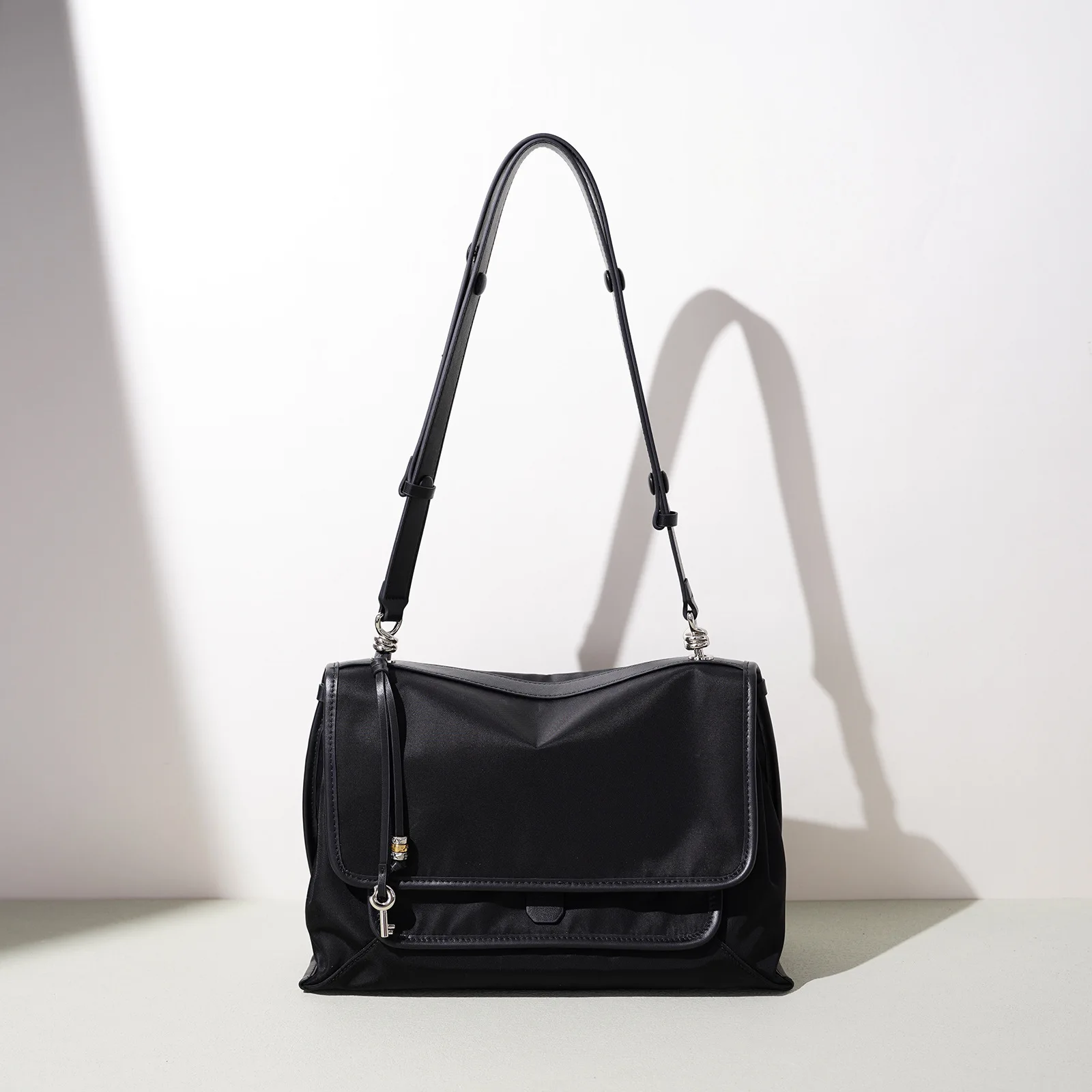 New Niche-design Shoulder Bag Simple Senior Sense Commuter Shoulder Bag Large-capacity Flap-top Nylon+Genuine Leather Tote Bag