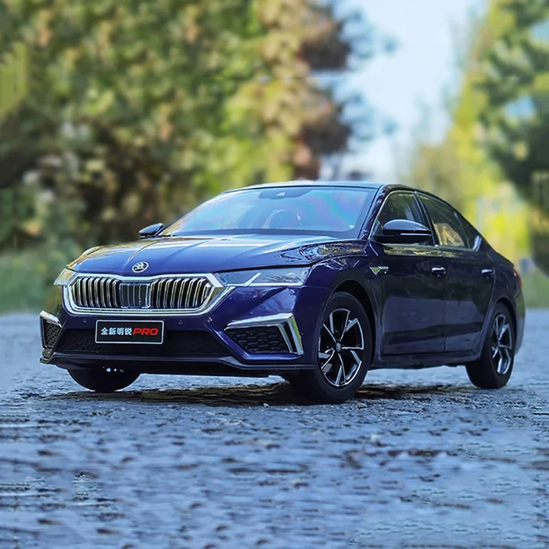 1:18 SKODA Octavia PRO Alloy Car Model Diecast Metal Vehicles Car Model High Simulation Collection Childrens Toy Gift Decoration