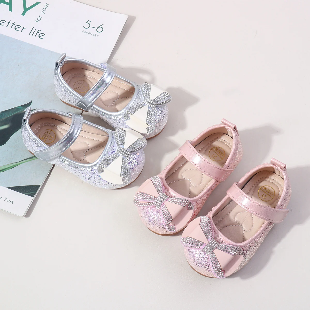 2025년 봄 0-3세 아기 캐주얼 신발 PU 가죽 크리스탈 스팽글 사계절 야외용 여아 신발 미끄럼 방지 통기성 디자인